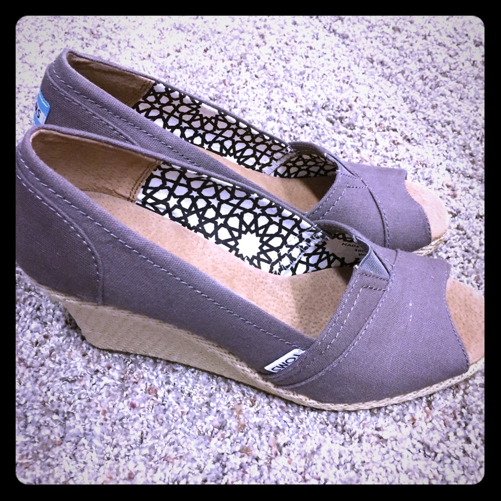 Brand new ladies size 9 gray Toms peep-toe wedges